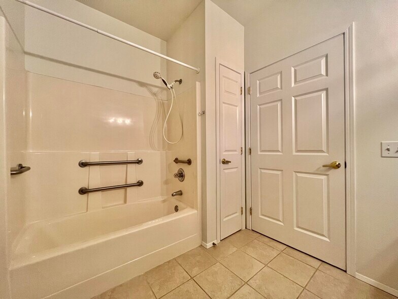 Building Photo - 12712 Admiralty Way