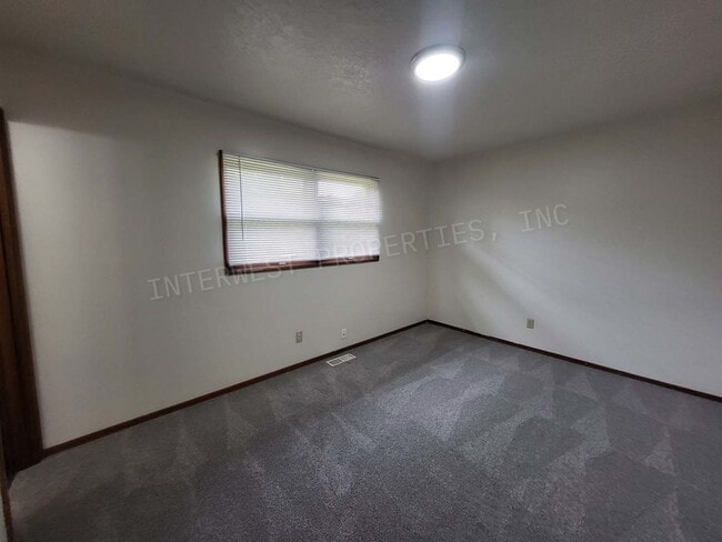 Building Photo - 3 Bd 1.5 ba Ranch Style Home in NE PDX With Washer/Dryer Hook-ups, Fenced Backyard & 2 Car Garage!