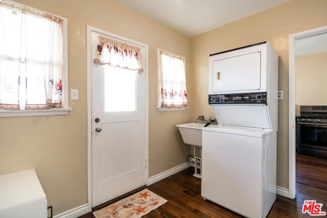 Building Photo - 2431 Walgrove Ave