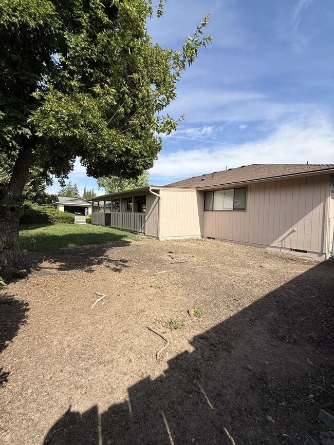 Building Photo - Charming 3 bed 2 bath home in SE Medford!