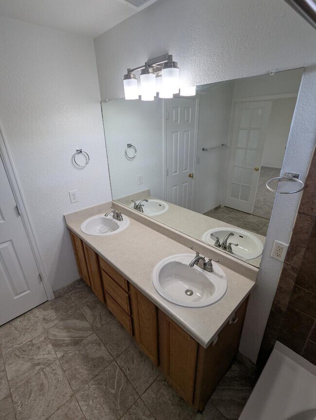 Building Photo - 1235 S Flatrock Cir