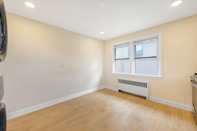 Building Photo - 114 E Edsall Ave