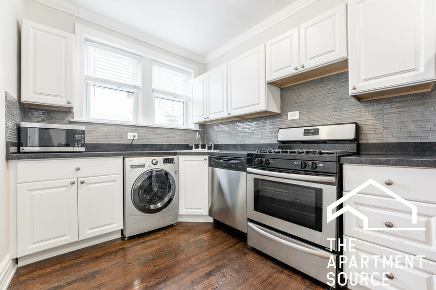 Building Photo - 3825 N Greenview Ave