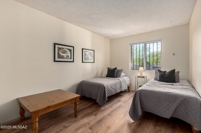 Building Photo - 4254 E La Cienega Dr