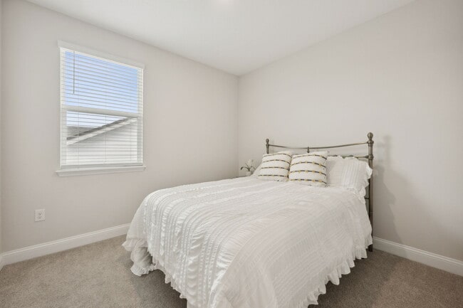 Building Photo - 141 Redbud Ln