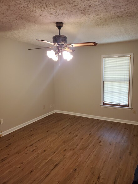 Building Photo - 320 Chase Dr