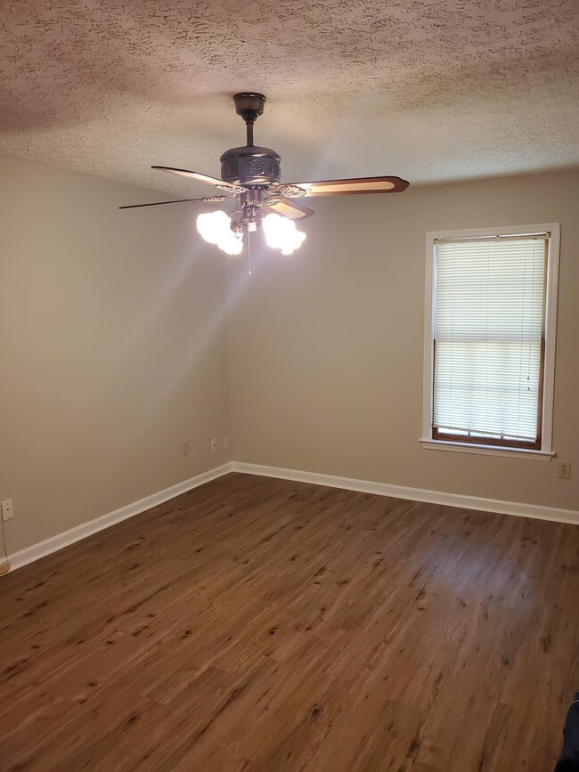 Building Photo - 320 Chase Dr