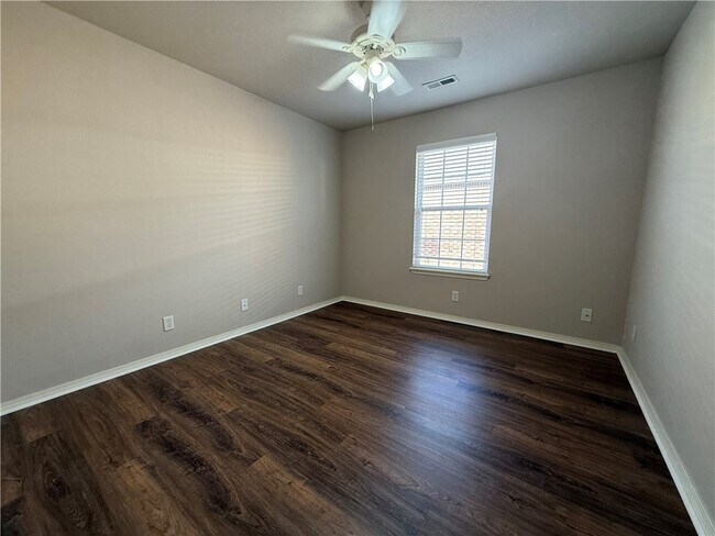 Building Photo - 662 Appleridge Dr