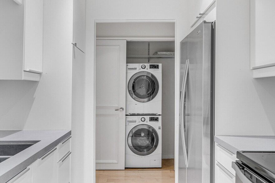 Building Photo - 8535 N West Knoll Dr