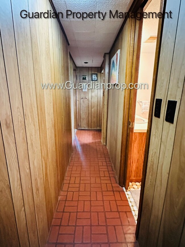 Building Photo - Edina Single Family Home, 2 Car Garage, Di...