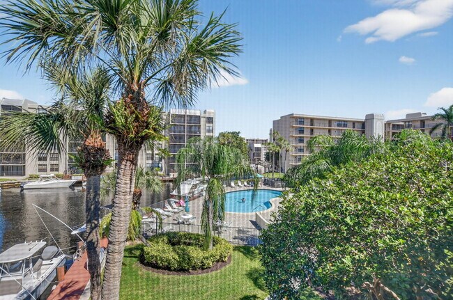 Building Photo - 11 Royal Palm Way