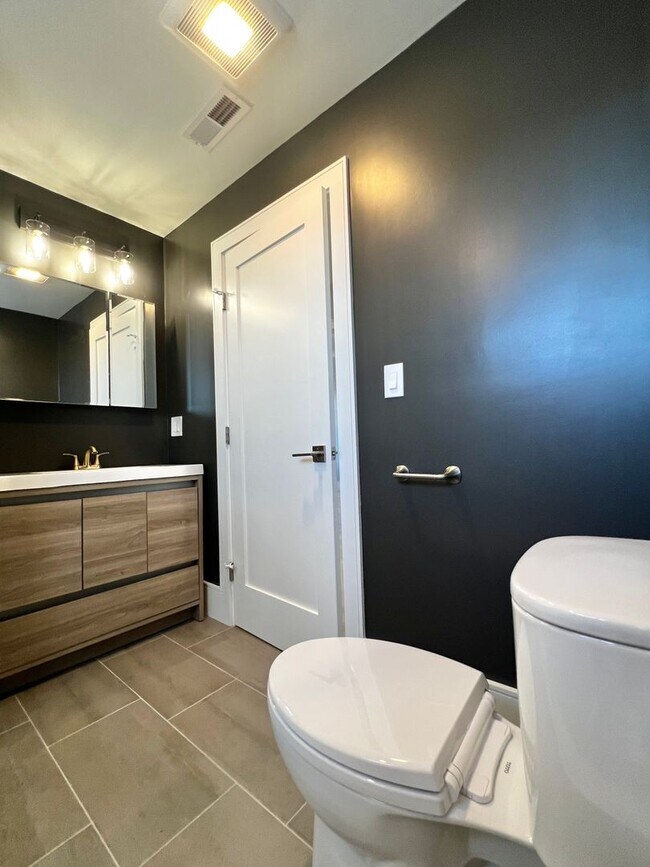 Building Photo - Luxury 4 Bed/2 Bath, LAUNDRY IN-UNIT, Newly Renovated, Private Porch, Washington Square