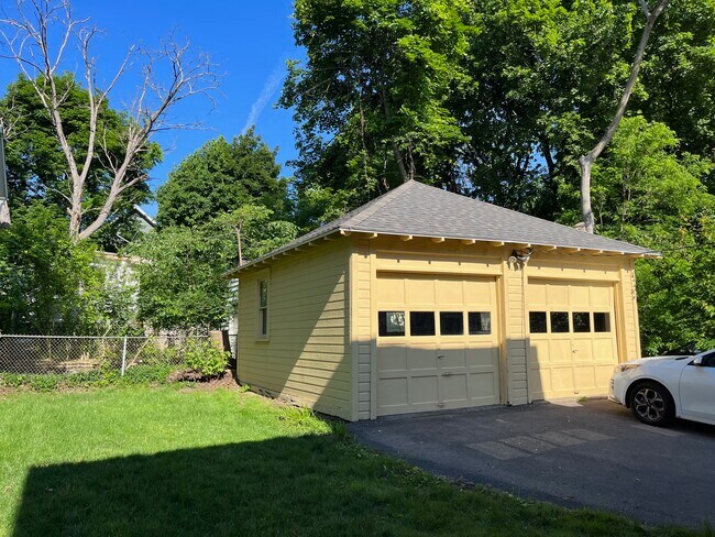 Building Photo - 258 Buckingham Ave