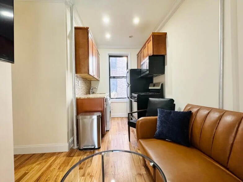 Building Photo - Furnished room/NOT APARTMENT