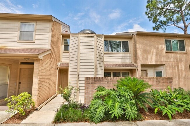 Building Photo - 2050 Augusta Dr
