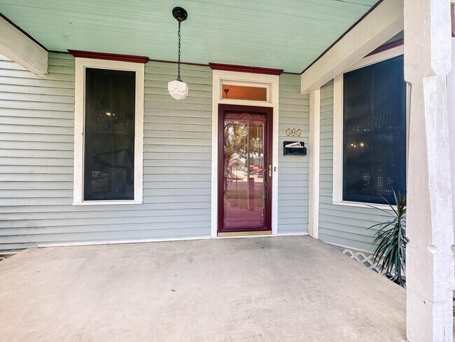 Building Photo - 305 W Brazos St