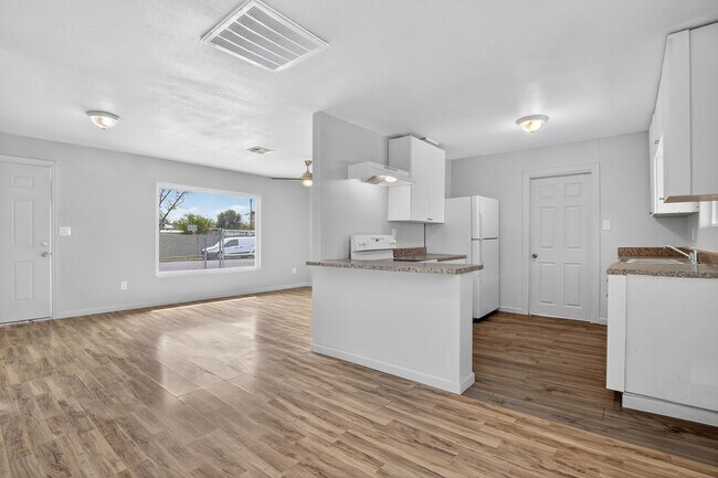 Building Photo - 1410 S 24th Ave
