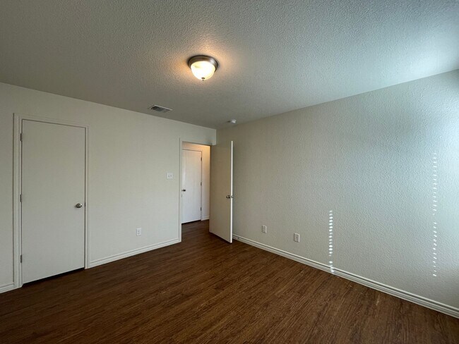 Building Photo - 1529 Justin Lp