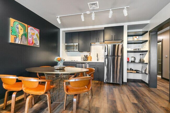 Building Photo - 611 Commerce St