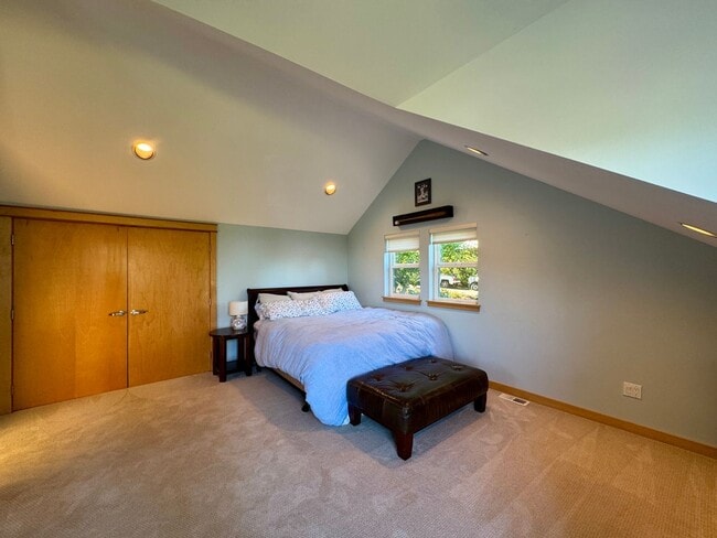 Building Photo - This gorgeous Bainbridge home is available with flexible lease terms starting July 10th
