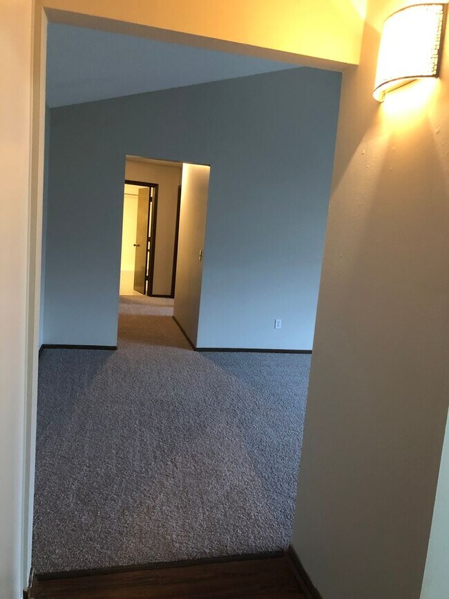 Building Photo - Spacious 2 bedroom in Hopkins!