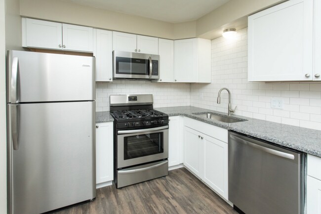 Building Photo - 23700 W Warren Ave