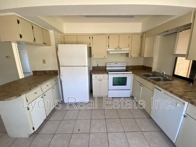 Building Photo - 801 SE 5th Ave