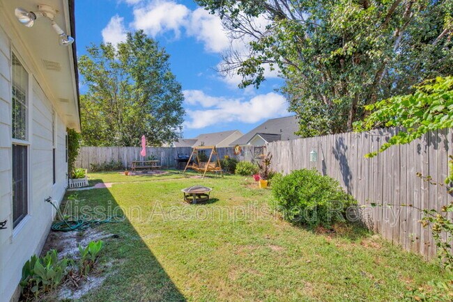 Building Photo - 3918 Red Oak Dr