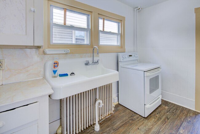 Building Photo - Walking distance to UD campus Available Ju...