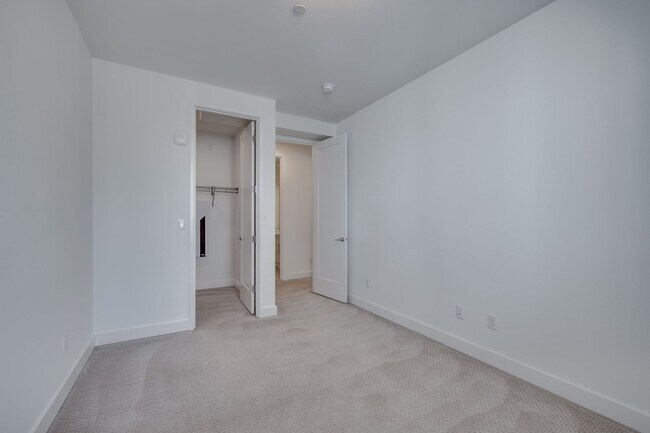 Building Photo - Modern Sammamish Townhome with Style, Spac...