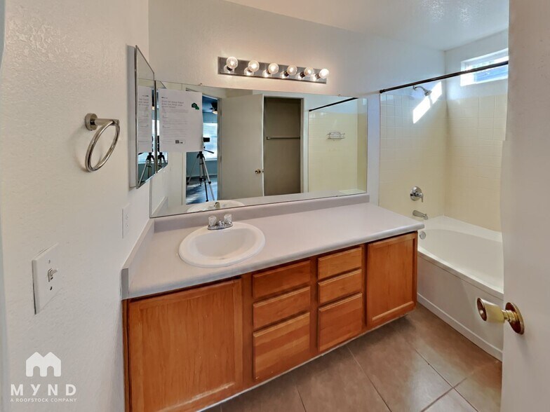 Building Photo - 4230 S Mayberry Pl