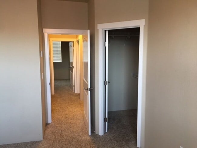 Building Photo - 3 LEVEL CONDO W/ UPGRADES, GARAGE/ FENCED ...