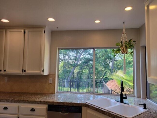 Building Photo - "Coveted Comfort: Spacious 4-Bed, 3-Bath H...