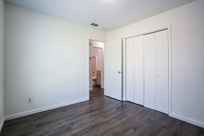 Building Photo - 701 Country Aire Dr