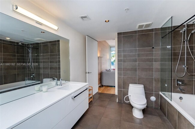 Building Photo - 2100 Park Ave