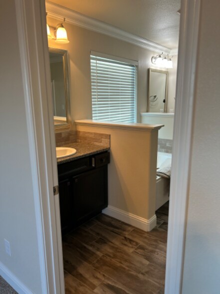 Building Photo - 800 E 92nd St