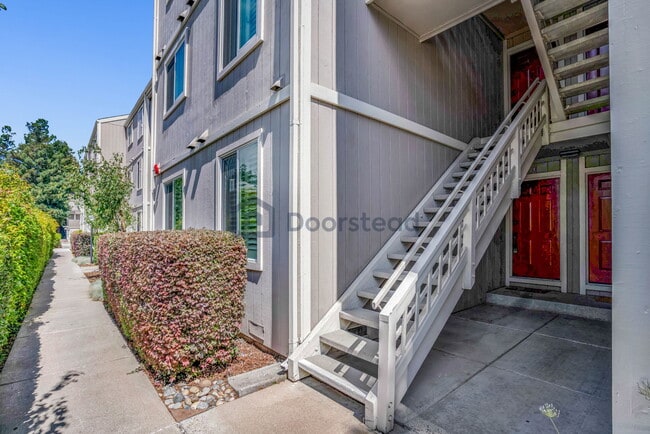 Building Photo - 2709 Oak Road Unit E