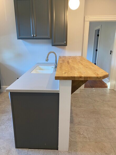 Building Photo - 618 W 26th St