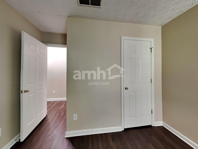 Building Photo - 3800 Oak Park Dr