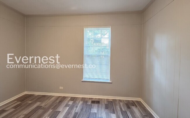 Building Photo - 3-Bedroom Home with Off-Street Parking / Pet-Friendly / Vouchers Accepted / Available Now!