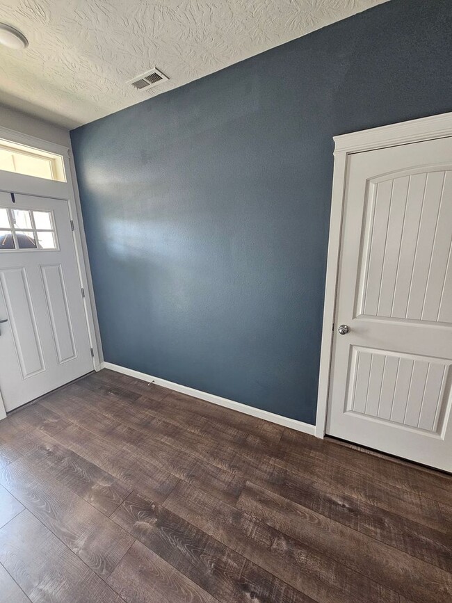 Building Photo - Charming 3-Bedroom Home