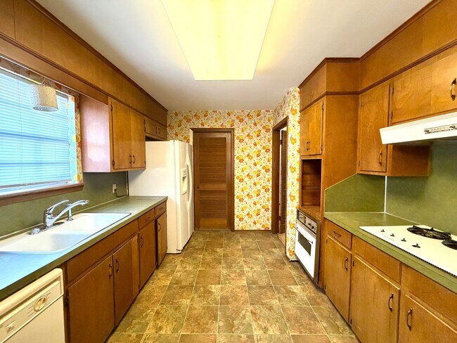 Building Photo - Impressive 5 Bedrooms & 3 full Bathroom Home