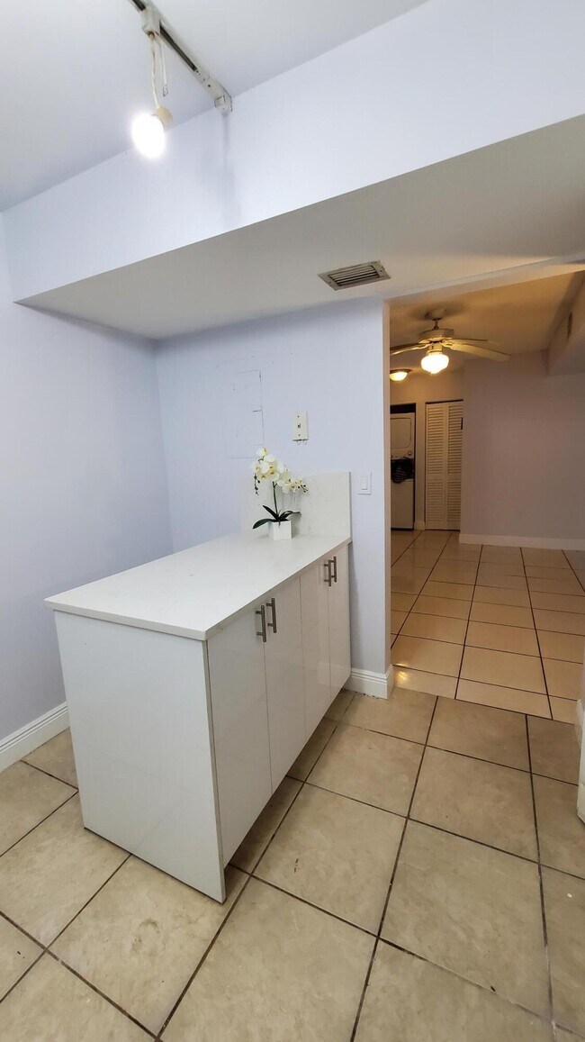 Building Photo - 721 N Pine Island Rd