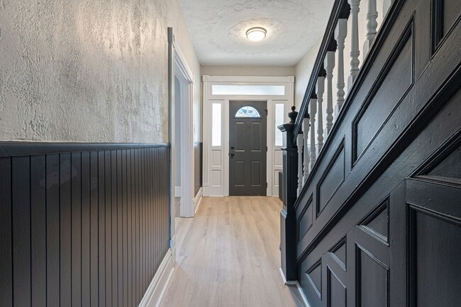 Building Photo - 3 bed 1.5 bath - freshly updated top to bottom, dishwasher, laundry, off street parking