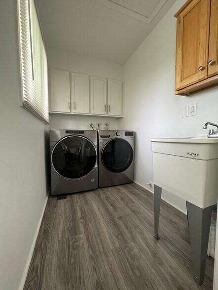 Laundry Room - 264 E 500 N