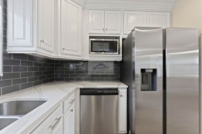 Building Photo - 4619 W Bay Villa Ave