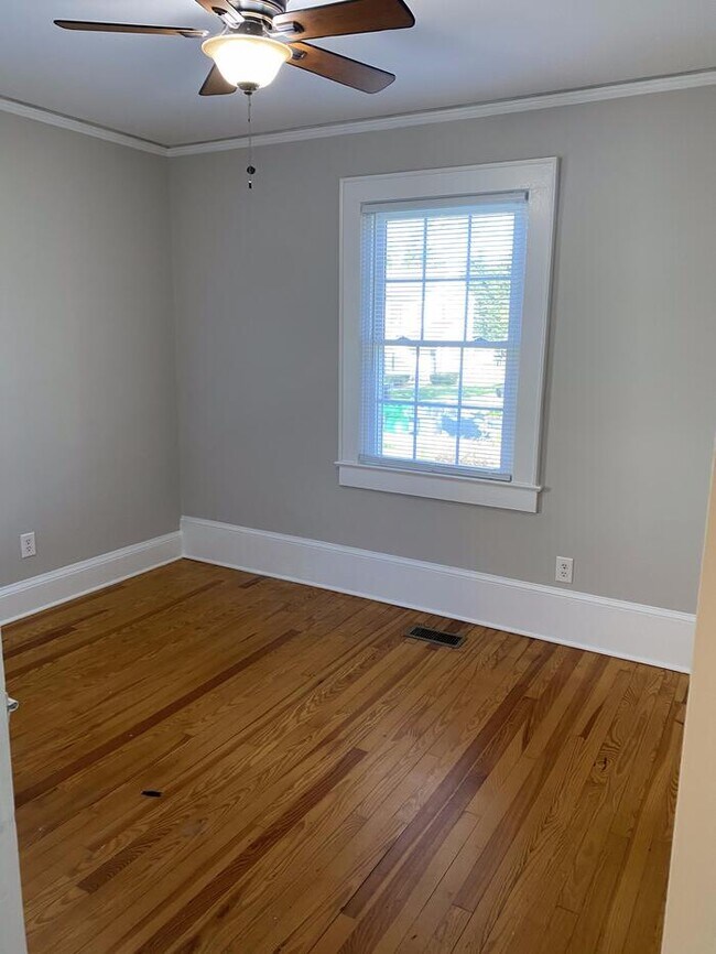 Building Photo - Charming Vintage Ranch, Den, Fireplace, Screened Porch