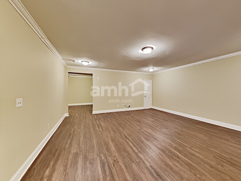 Building Photo - 302 Forest Bend Dr