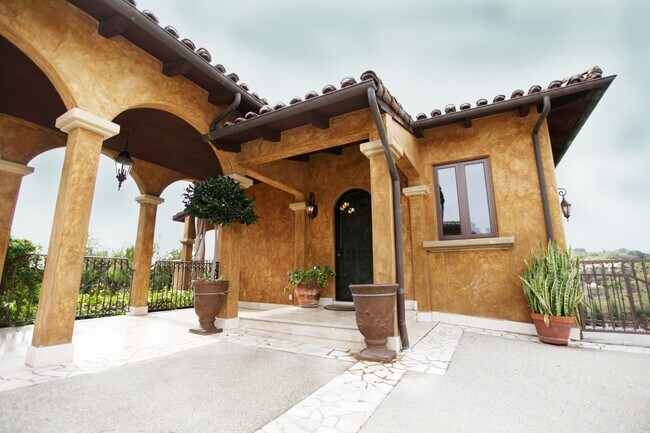 Building Photo - Luxury 3 bed 3 bath home available for rent in Malibu!