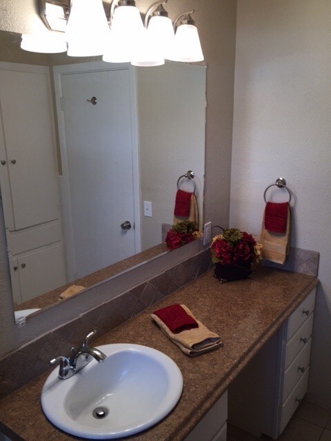 Building Photo - Huge Updated 4 Bedroom/2 Bath/2 Living Room House close to TTU - Available AUGUST